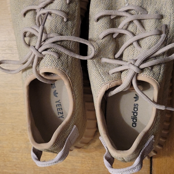 RARE NEW IN THE BOX ADIDAS YEEZY BOOST 350 V2 SNEAKERS. THEY ARE AUTHENTIC. - Picture 9 of 16
